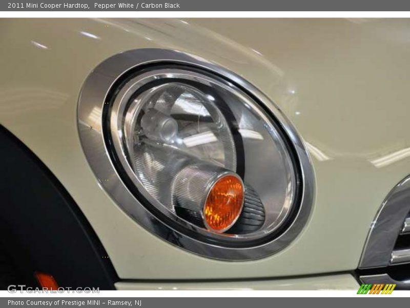 Pepper White / Carbon Black 2011 Mini Cooper Hardtop