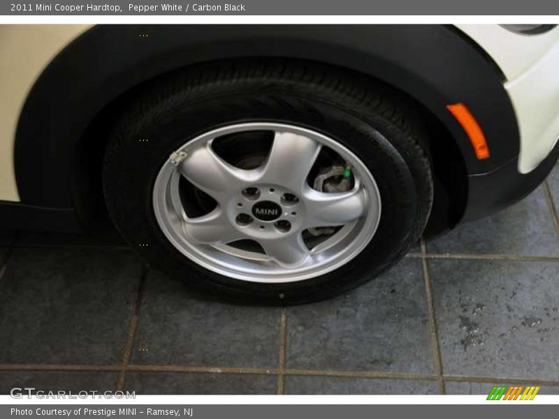 Pepper White / Carbon Black 2011 Mini Cooper Hardtop
