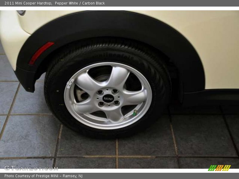Pepper White / Carbon Black 2011 Mini Cooper Hardtop