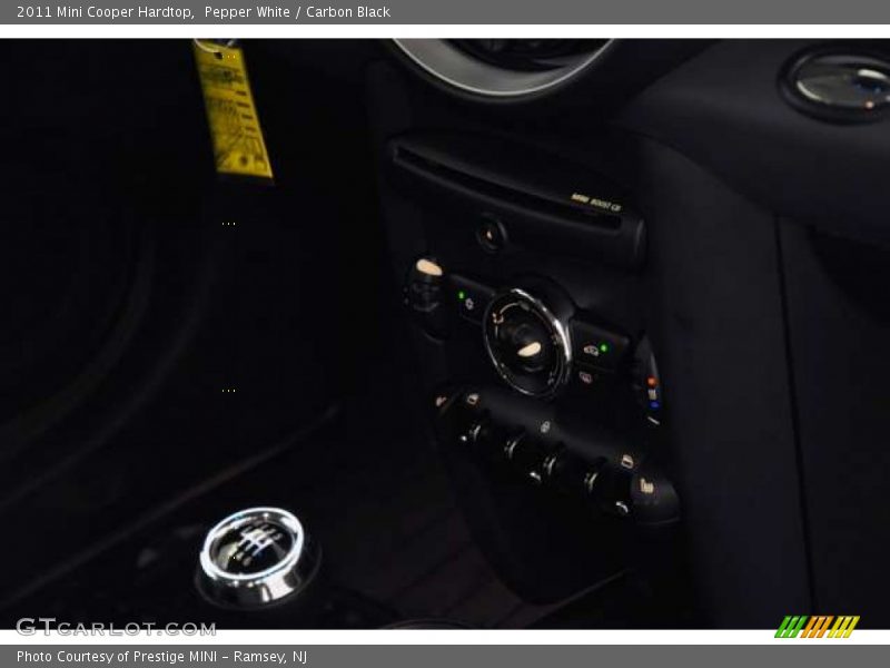 Pepper White / Carbon Black 2011 Mini Cooper Hardtop