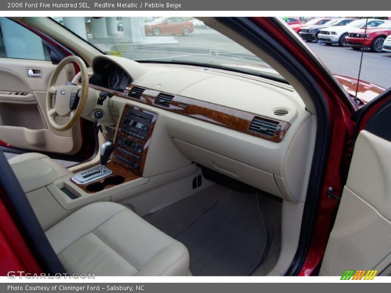 Dashboard of 2006 Five Hundred SEL