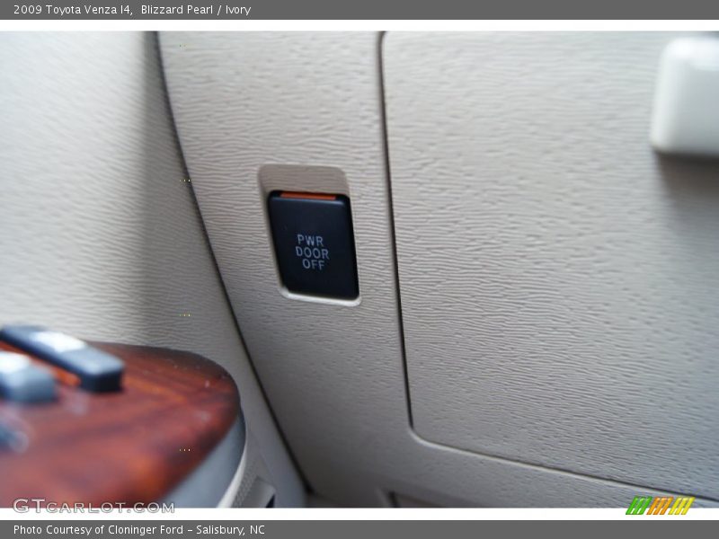 Blizzard Pearl / Ivory 2009 Toyota Venza I4