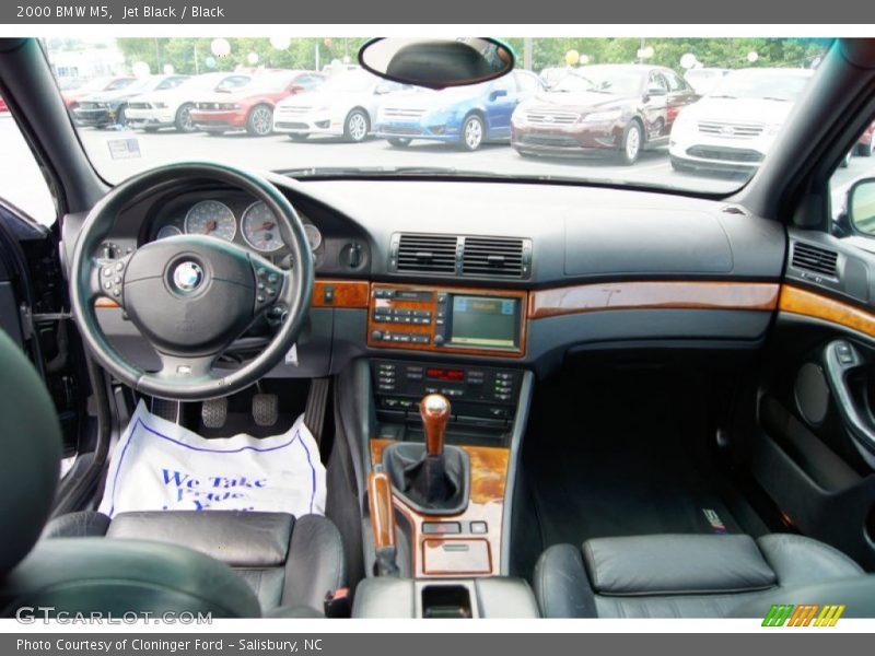 Dashboard of 2000 M5 