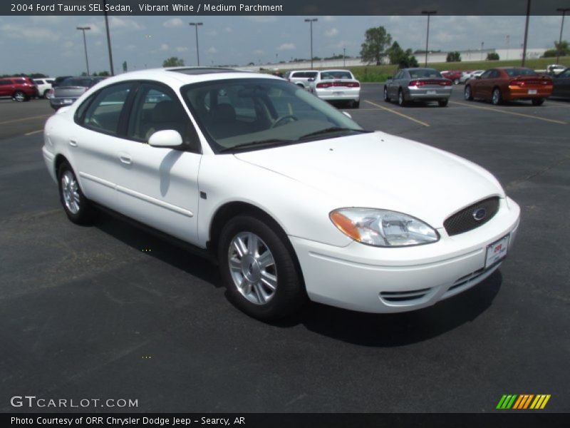 Front 3/4 View of 2004 Taurus SEL Sedan