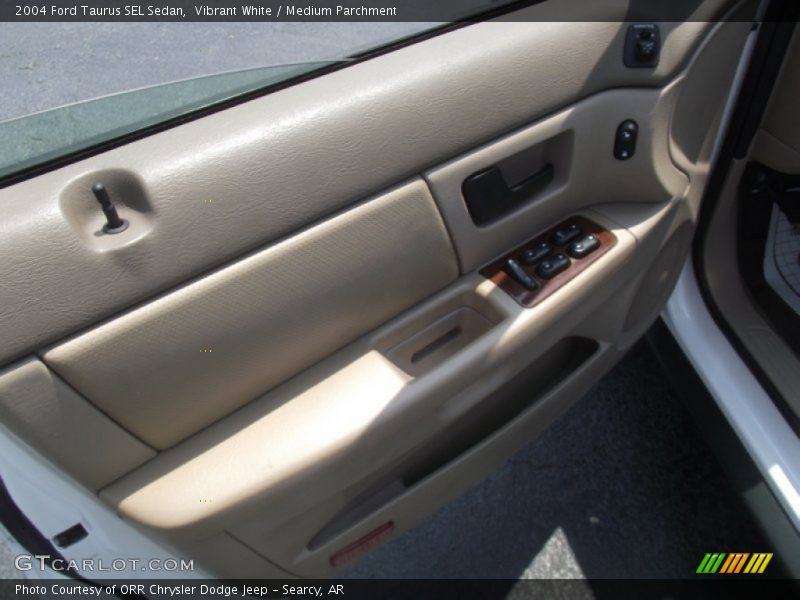 Vibrant White / Medium Parchment 2004 Ford Taurus SEL Sedan