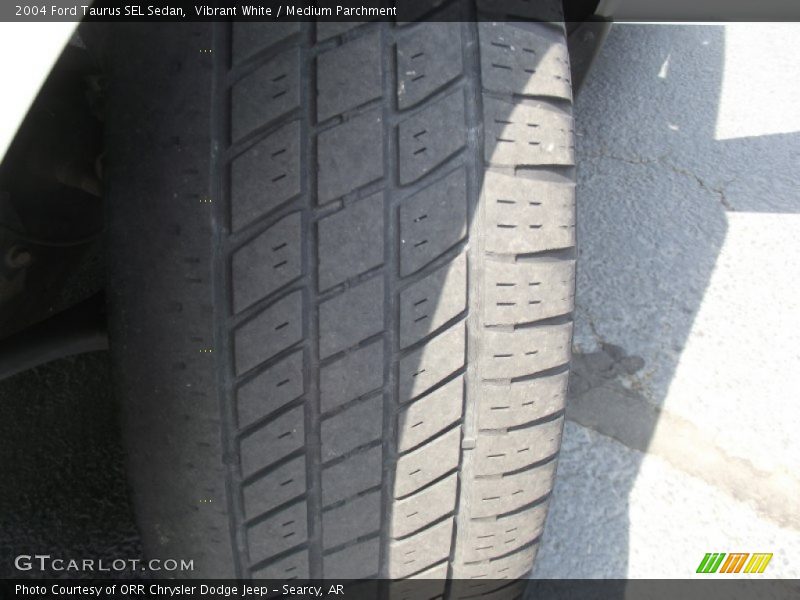 Vibrant White / Medium Parchment 2004 Ford Taurus SEL Sedan