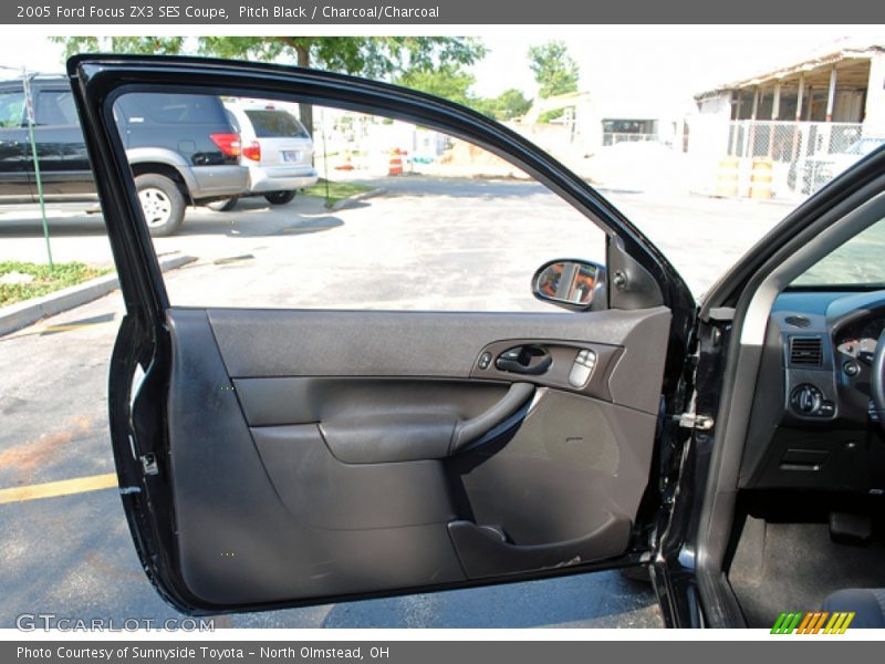 Pitch Black / Charcoal/Charcoal 2005 Ford Focus ZX3 SES Coupe