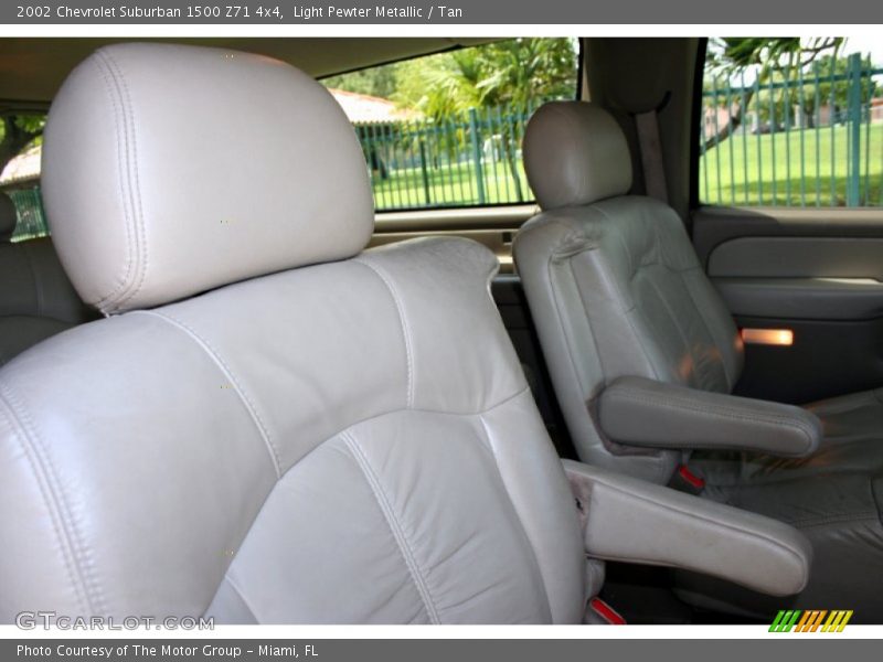 Light Pewter Metallic / Tan 2002 Chevrolet Suburban 1500 Z71 4x4