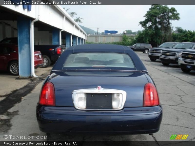 Pearl Blue Metallic / Light Graphite 2002 Lincoln Town Car Signature