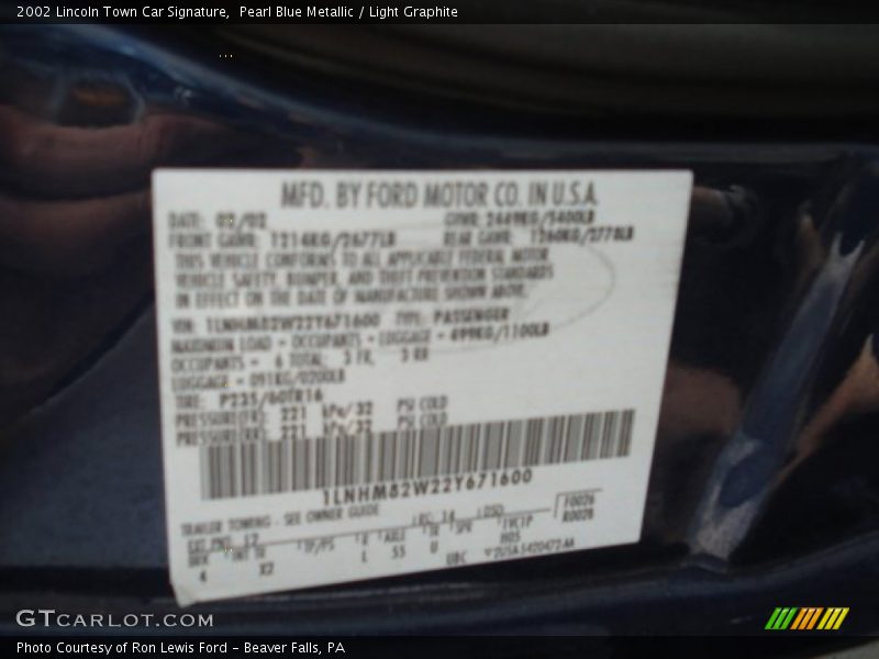 Pearl Blue Metallic / Light Graphite 2002 Lincoln Town Car Signature