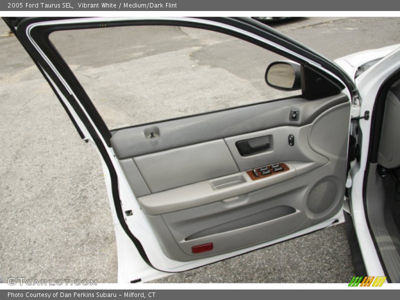 Vibrant White / Medium/Dark Flint 2005 Ford Taurus SEL
