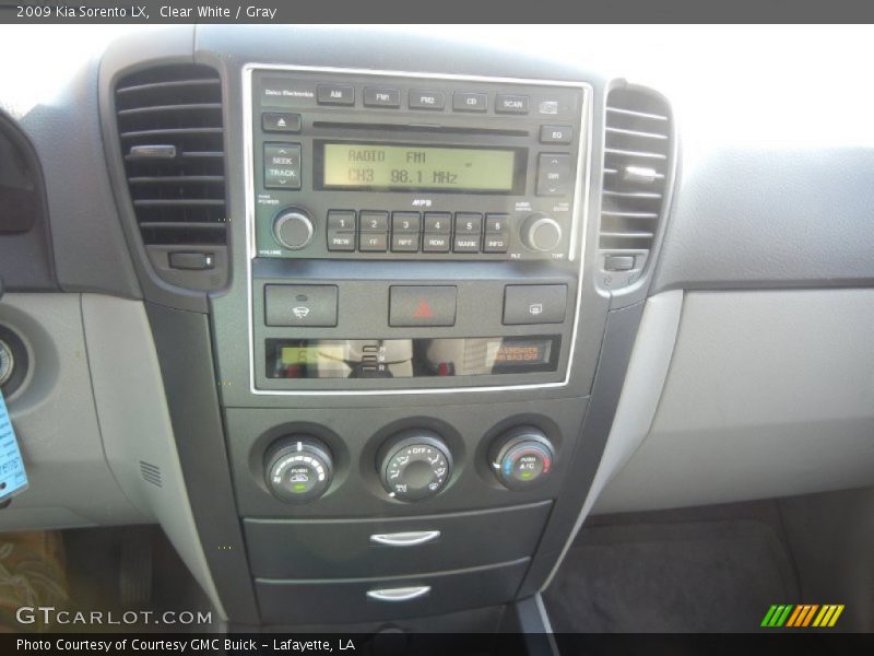 Clear White / Gray 2009 Kia Sorento LX