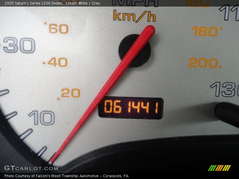 Cream White / Grey 2005 Saturn L Series L300 Sedan