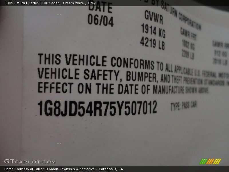 Cream White / Grey 2005 Saturn L Series L300 Sedan