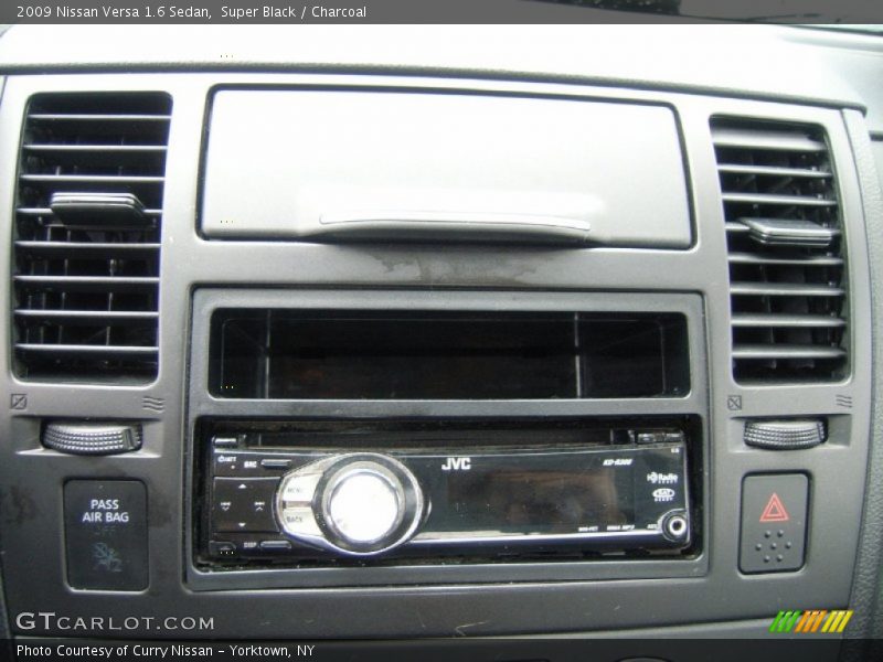 Super Black / Charcoal 2009 Nissan Versa 1.6 Sedan