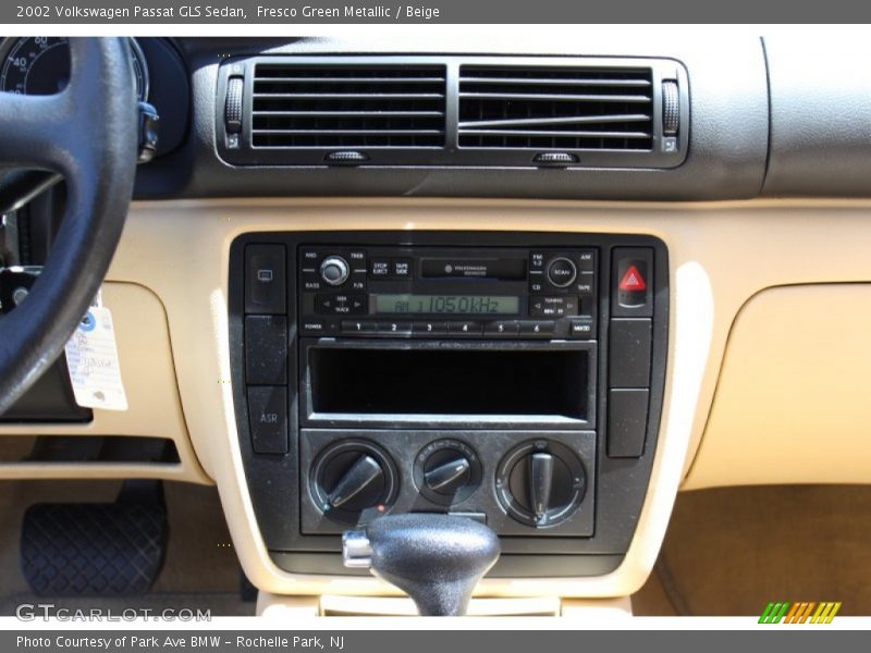 Fresco Green Metallic / Beige 2002 Volkswagen Passat GLS Sedan