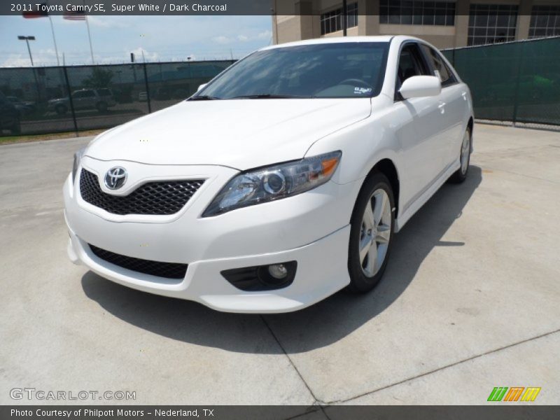 Super White / Dark Charcoal 2011 Toyota Camry SE