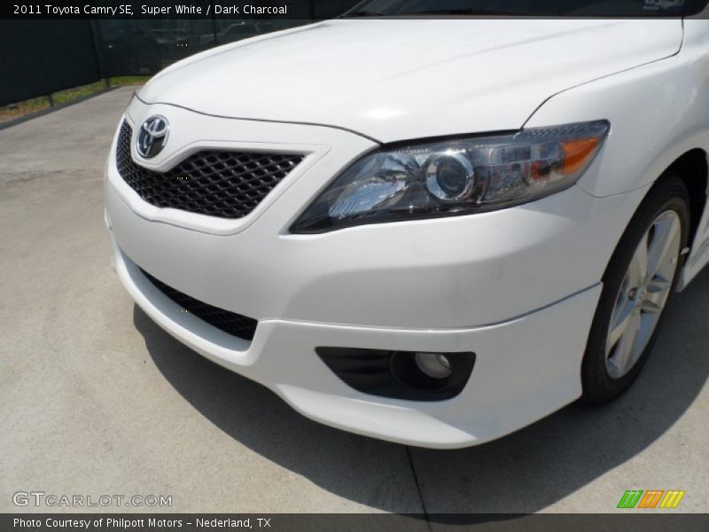 Super White / Dark Charcoal 2011 Toyota Camry SE