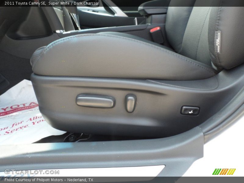 Super White / Dark Charcoal 2011 Toyota Camry SE