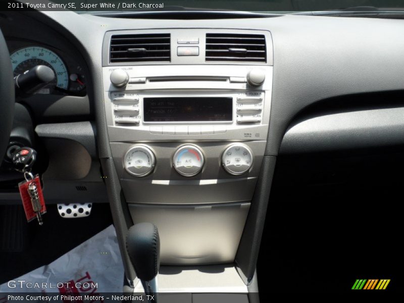 Controls of 2011 Camry SE