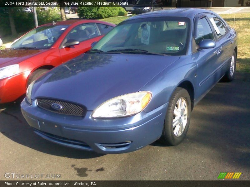 Front 3/4 View of 2004 Taurus SEL Sedan
