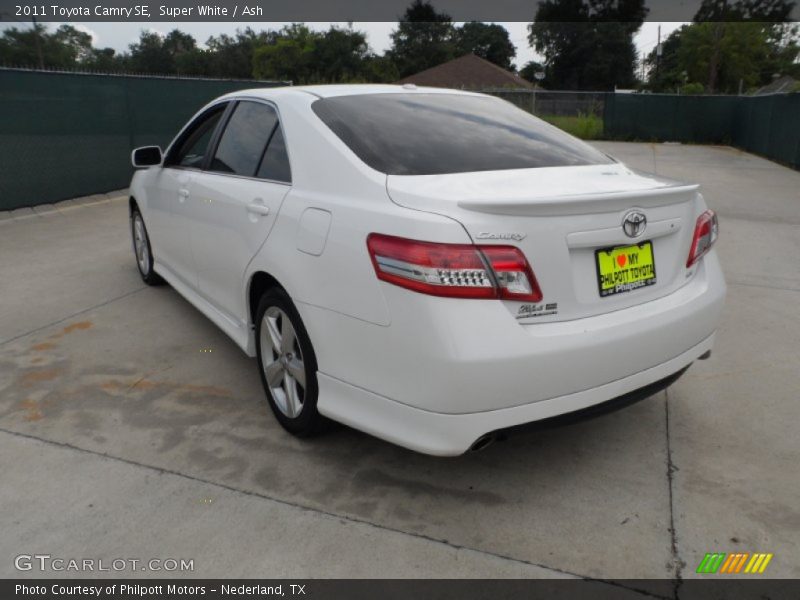 Super White / Ash 2011 Toyota Camry SE