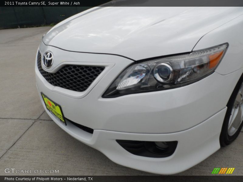 Super White / Ash 2011 Toyota Camry SE