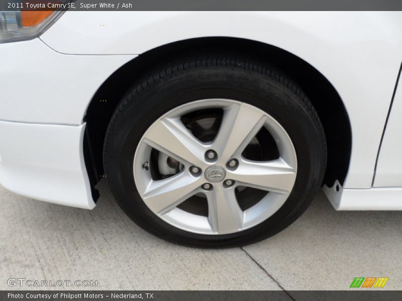 Super White / Ash 2011 Toyota Camry SE