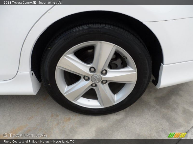 Super White / Ash 2011 Toyota Camry SE