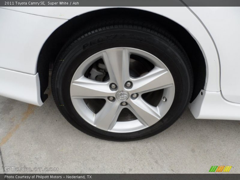 Super White / Ash 2011 Toyota Camry SE