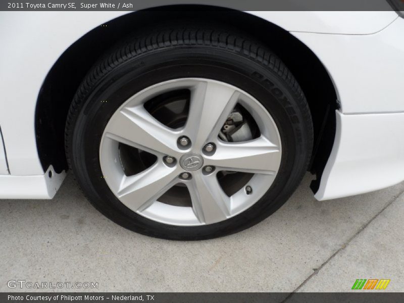 Super White / Ash 2011 Toyota Camry SE