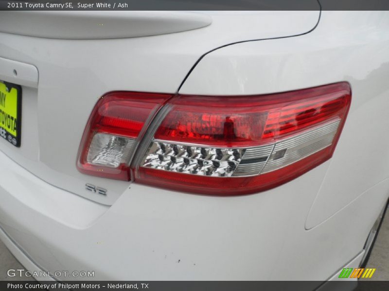 Super White / Ash 2011 Toyota Camry SE