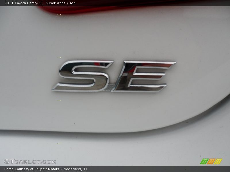 Super White / Ash 2011 Toyota Camry SE