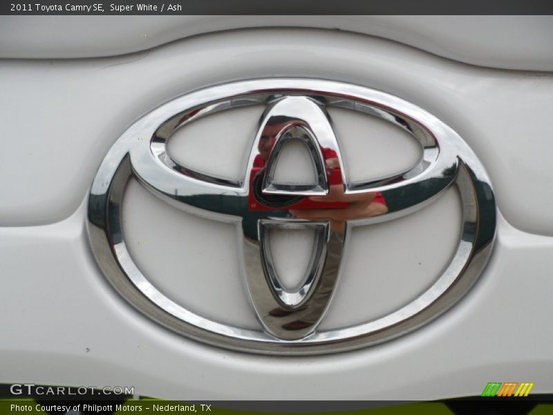 Super White / Ash 2011 Toyota Camry SE