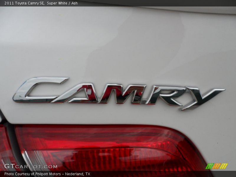 Super White / Ash 2011 Toyota Camry SE