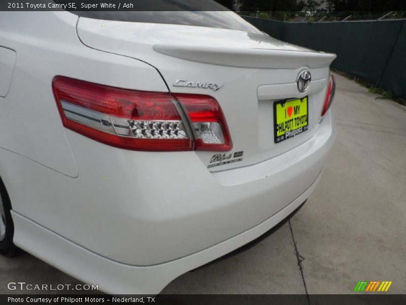 Super White / Ash 2011 Toyota Camry SE
