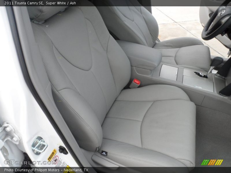 Super White / Ash 2011 Toyota Camry SE