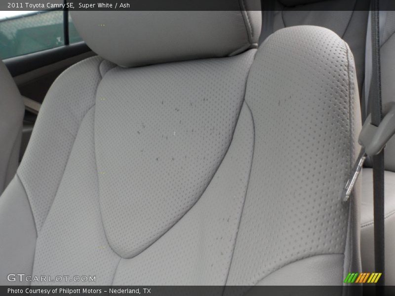 Super White / Ash 2011 Toyota Camry SE