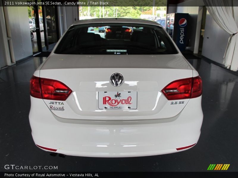 Candy White / Titan Black 2011 Volkswagen Jetta SE Sedan