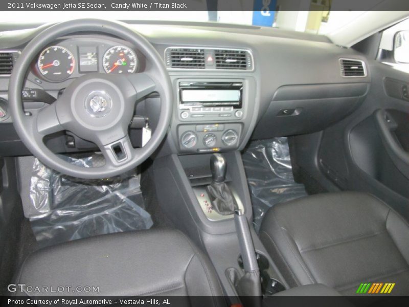 Candy White / Titan Black 2011 Volkswagen Jetta SE Sedan