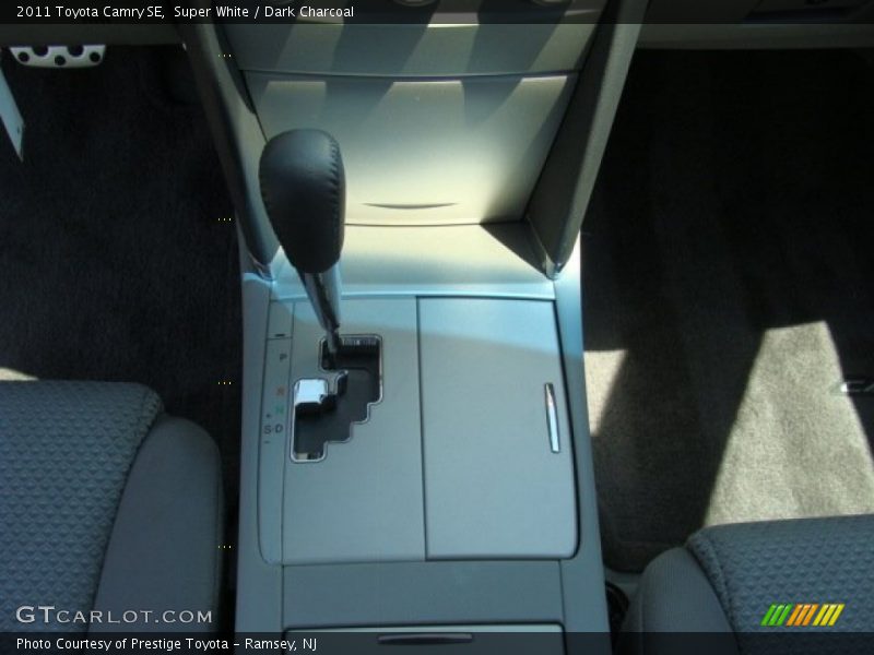 Super White / Dark Charcoal 2011 Toyota Camry SE