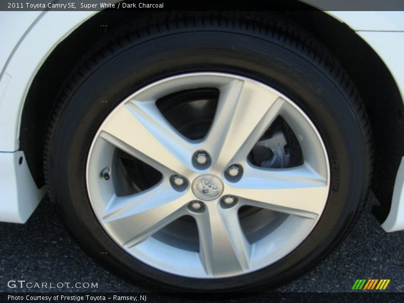 Super White / Dark Charcoal 2011 Toyota Camry SE