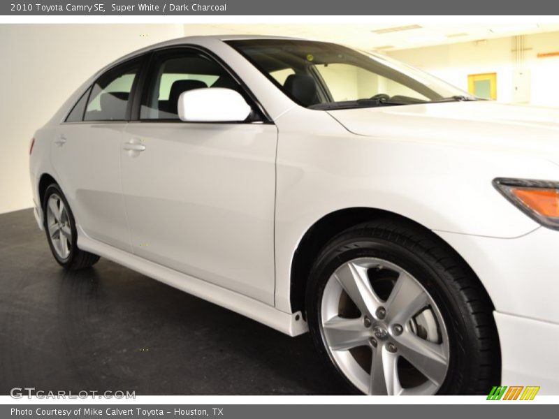 Super White / Dark Charcoal 2010 Toyota Camry SE