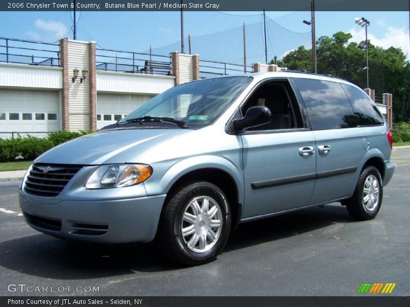 Front 3/4 View of 2006 Town & Country 