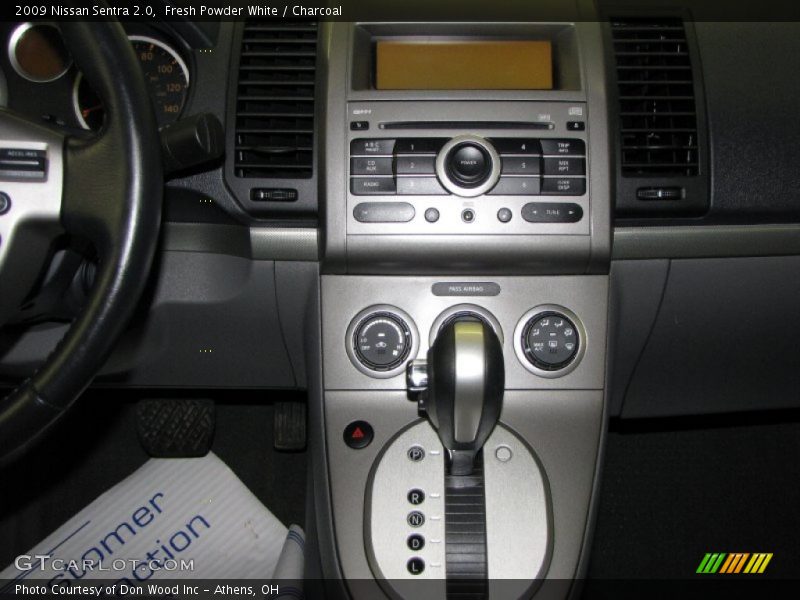 Fresh Powder White / Charcoal 2009 Nissan Sentra 2.0