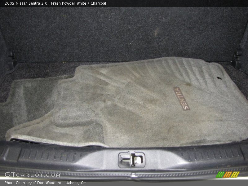 Fresh Powder White / Charcoal 2009 Nissan Sentra 2.0