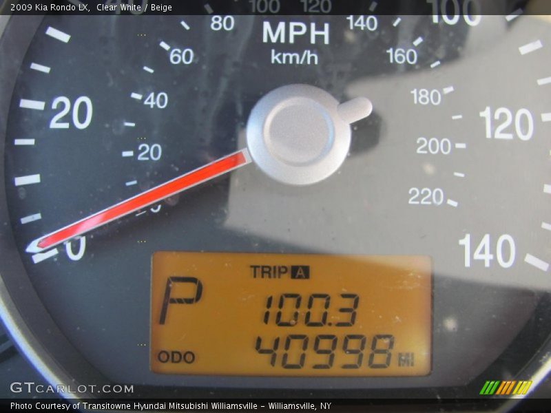 Clear White / Beige 2009 Kia Rondo LX