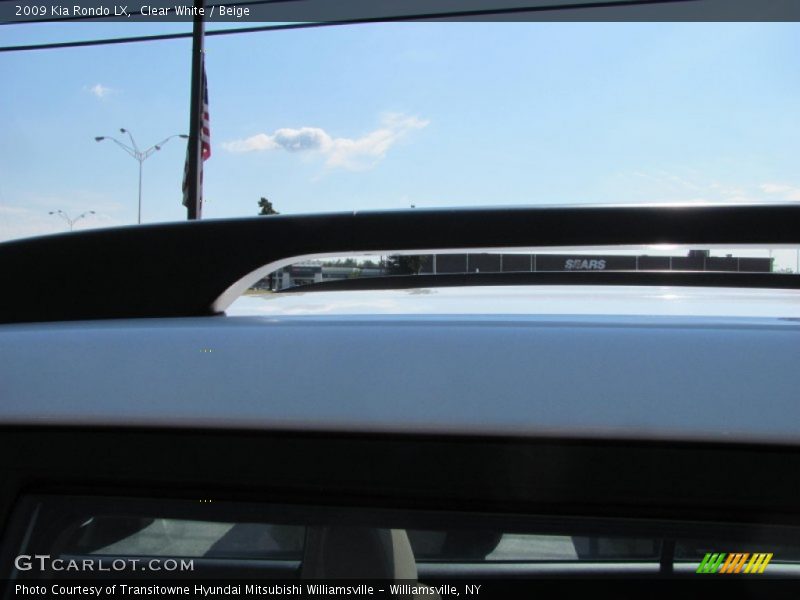 Clear White / Beige 2009 Kia Rondo LX