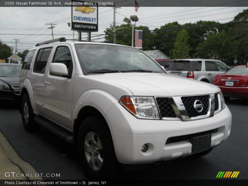 Avalanche White / Graphite 2005 Nissan Pathfinder SE 4x4