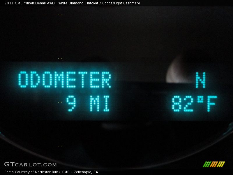 White Diamond Tintcoat / Cocoa/Light Cashmere 2011 GMC Yukon Denali AWD
